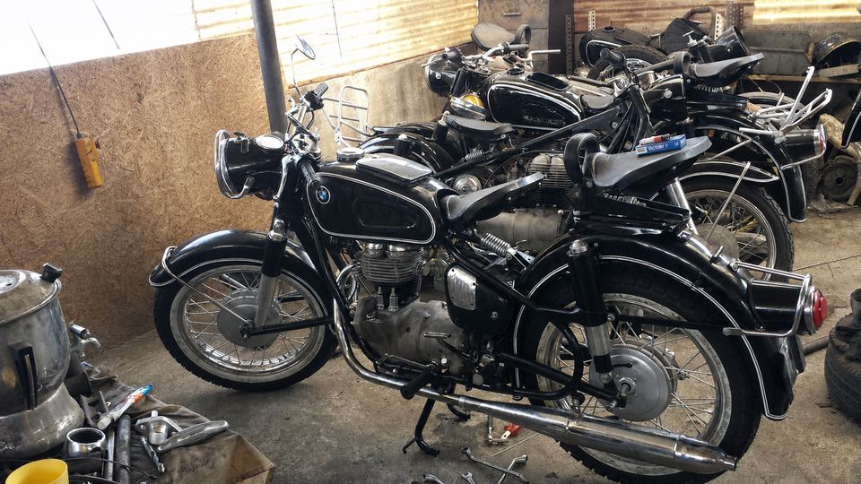 Black BMW R26