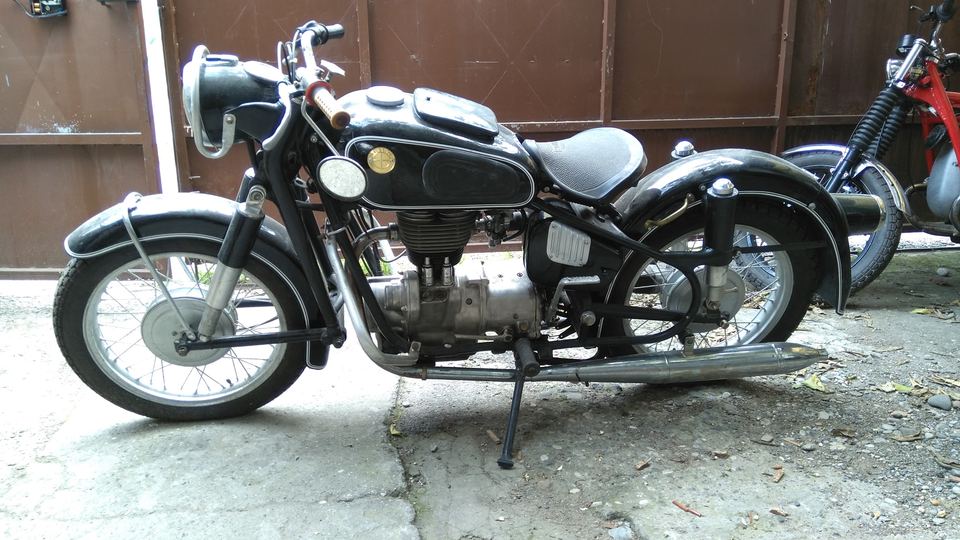 Black BMW R27